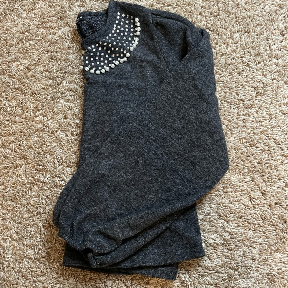 Zara long sleeve blouse w/ fake pearls and diamonds creating a Peter Pan collar